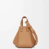 Bolso Hammock compacto en piel de becerro granulada suave color caramelo Bolso Hammock compacto en piel de becerro granulada suave color caramelo