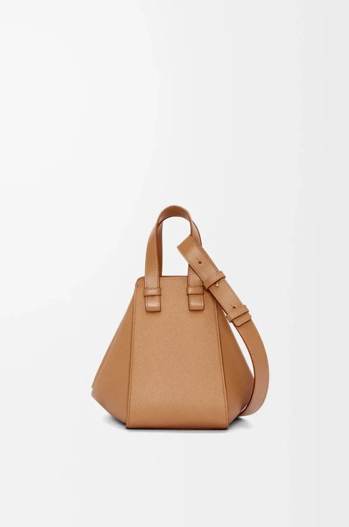 Bolso Hammock compacto en piel de becerro granulada suave color caramelo Bolso Hammock compacto en piel de becerro granulada suave color caramelo
