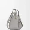 Bolso Hammock compacto en piel de becerro granulada suave gris perla Bolso Hammock compacto en piel de becerro granulada suave gris perla