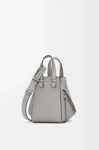Bolso Hammock compacto en piel de becerro granulada suave gris perla