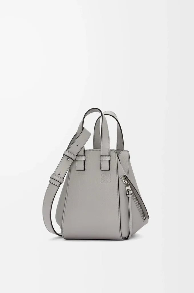 Bolso Hammock compacto en piel de becerro granulada suave gris perla Bolso Hammock compacto en piel de becerro granulada suave gris perla
