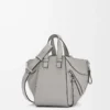 Bolso Hammock compacto en piel de becerro granulada suave gris perla Bolso Hammock compacto en piel de becerro granulada suave gris perla