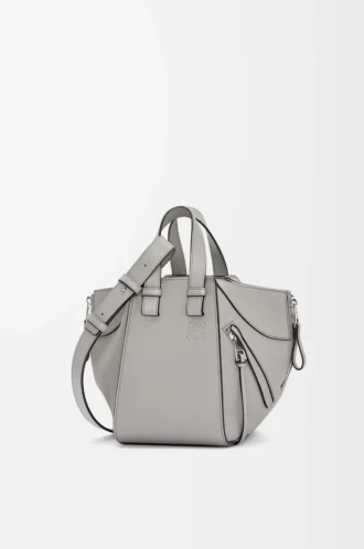 Bolso Hammock compacto en piel de becerro granulada suave gris perla