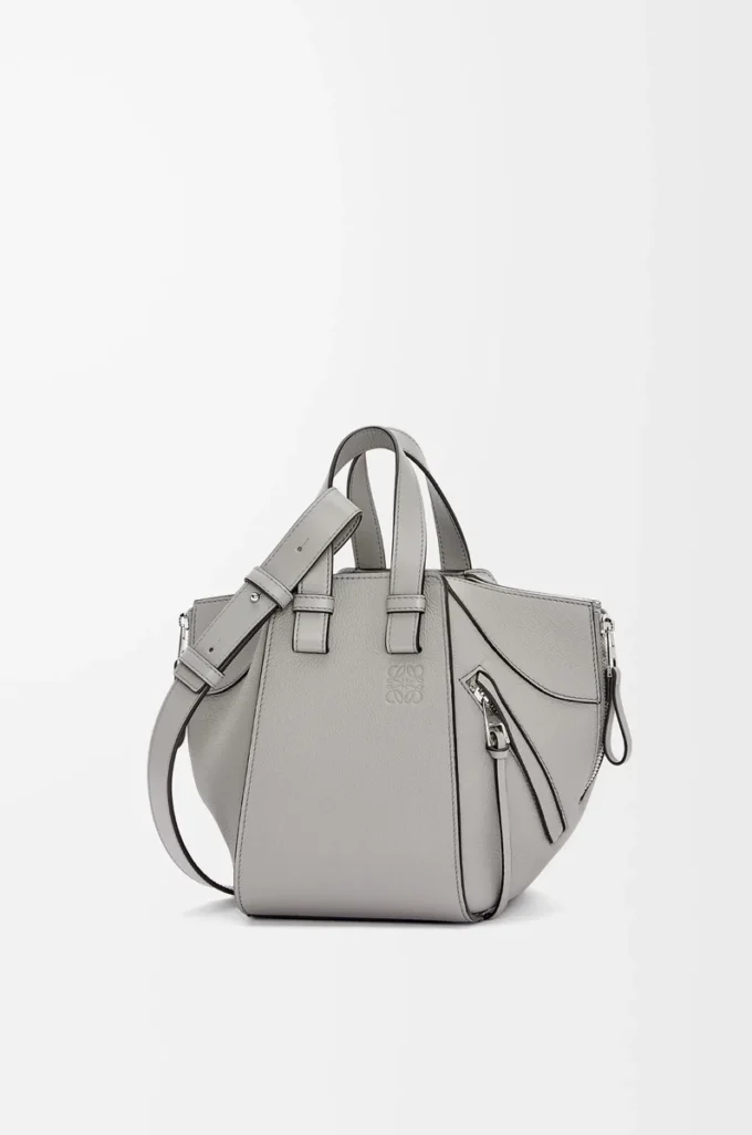 Bolso Hammock compacto en piel de becerro granulada suave gris perla Bolso Hammock compacto en piel de becerro granulada suave gris perla
