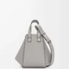 Bolso Hammock compacto en piel de becerro granulada suave gris perla Bolso Hammock compacto en piel de becerro granulada suave gris perla
