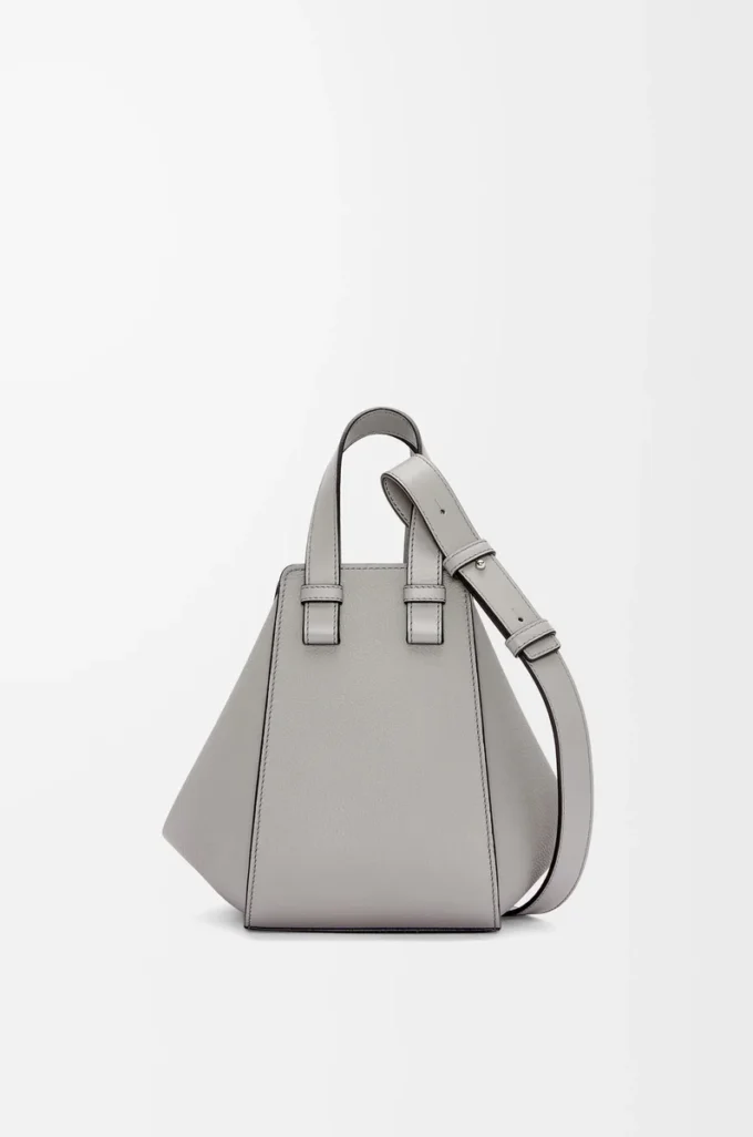 Bolso Hammock compacto en piel de becerro granulada suave gris perla Bolso Hammock compacto en piel de becerro granulada suave gris perla