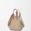Bolso Hammock compacto en piel de becerro granulada suave Sand Bolso Hammock compacto en piel de becerro granulada suave Sand