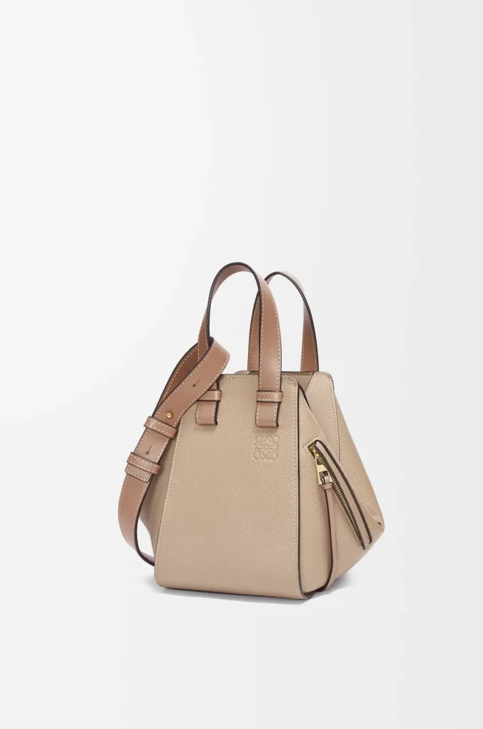 Bolso Hammock compacto en piel de becerro granulada suave Sand Bolso Hammock compacto en piel de becerro granulada suave Sand