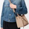Bolso Hammock compacto en piel de becerro granulada suave Sand Bolso Hammock compacto en piel de becerro granulada suave Sand