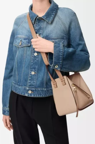 Bolso Hammock compacto en piel de becerro granulada suave Sand