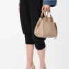 Bolso Hammock compacto en piel de becerro granulada suave Sand Bolso Hammock compacto en piel de becerro granulada suave Sand