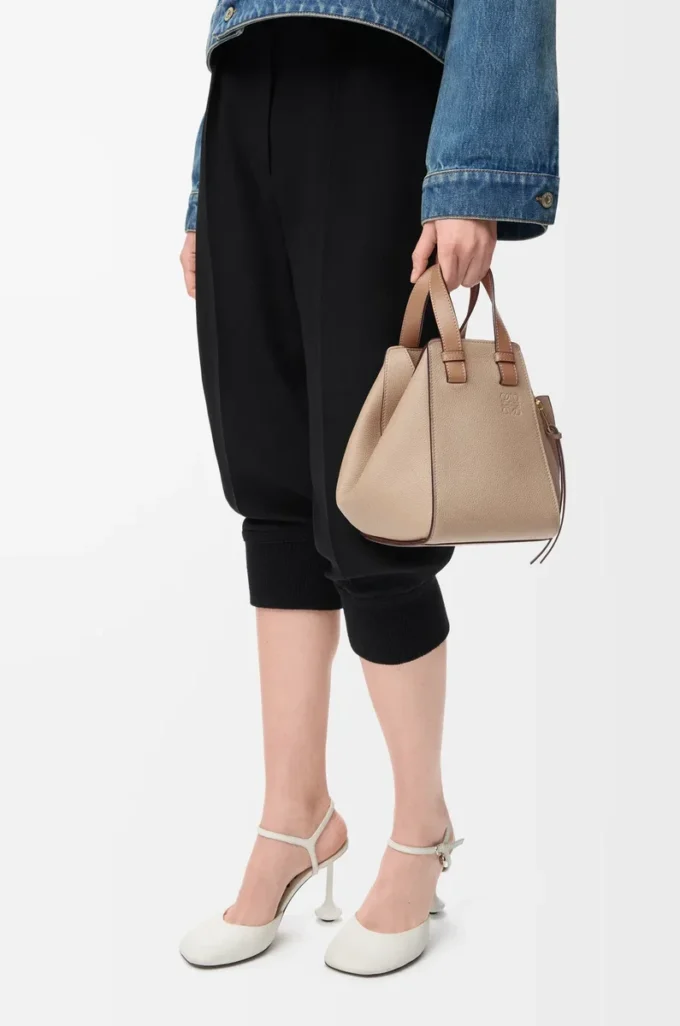 Bolso Hammock compacto en piel de becerro granulada suave Sand Bolso Hammock compacto en piel de becerro granulada suave Sand