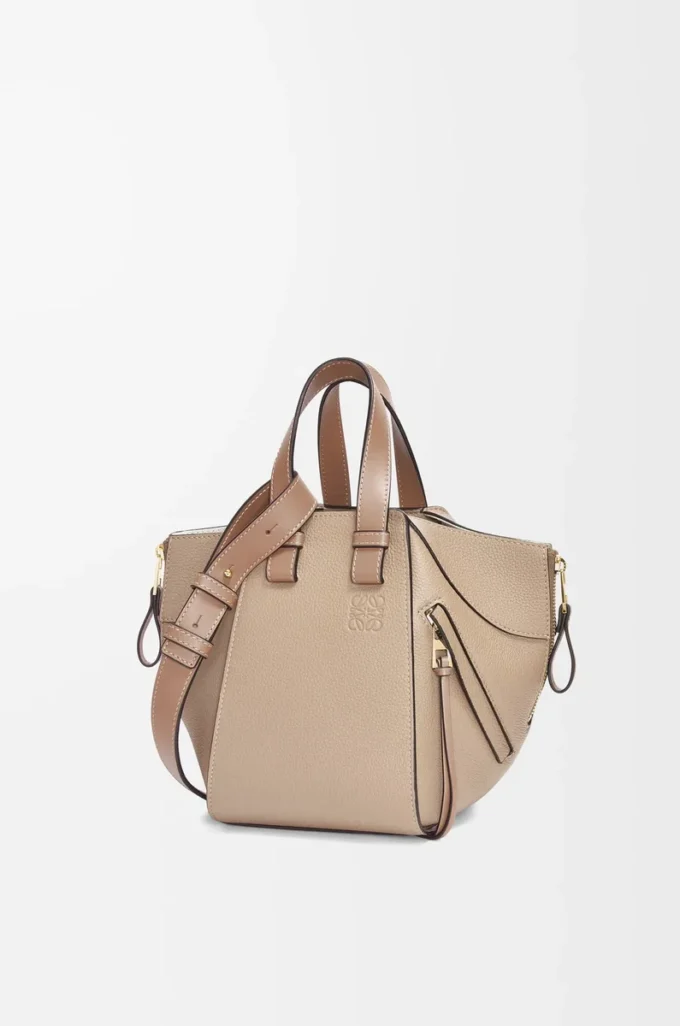 Bolso Hammock compacto en piel de becerro granulada suave Sand Bolso Hammock compacto en piel de becerro granulada suave Sand