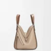 Bolso Hammock compacto en piel de becerro granulada suave Sand Bolso Hammock compacto en piel de becerro granulada suave Sand