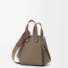 Bolso Hammock compacto en piel de becerro granulada suave Taupe Bolso Hammock compacto en piel de becerro granulada suave Taupe