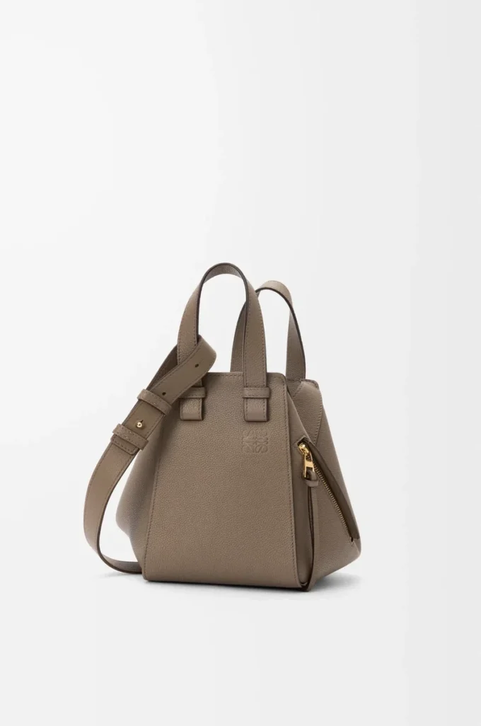 Bolso Hammock compacto en piel de becerro granulada suave Taupe Bolso Hammock compacto en piel de becerro granulada suave Taupe