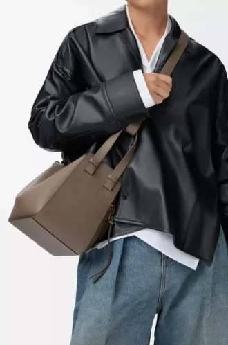 Bolso Hammock compacto en piel de becerro granulada suave Taupe