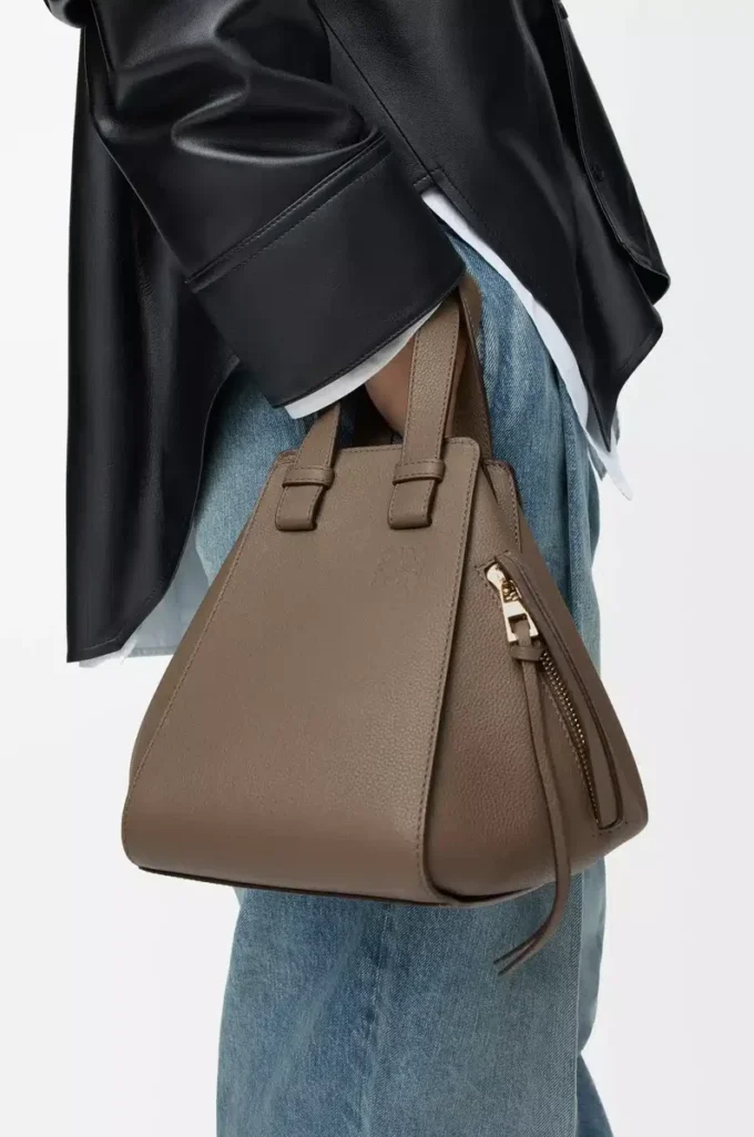 Bolso Hammock compacto en piel de becerro granulada suave Taupe Bolso Hammock compacto en piel de becerro granulada suave Taupe