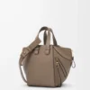 Bolso Hammock compacto en piel de becerro granulada suave Taupe Bolso Hammock compacto en piel de becerro granulada suave Taupe