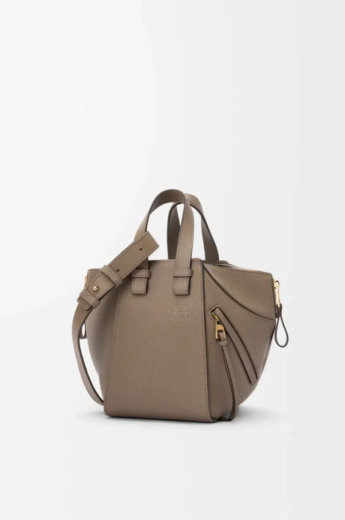 Bolso Hammock compacto en piel de becerro granulada suave Taupe Bolso Hammock compacto en piel de becerro granulada suave Taupe