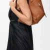 Bolso Hammock Flip en piel de becerro clásica color ardilla