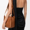 Bolso Hammock Flip en piel de becerro clásica color ardilla