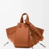 Bolso Hammock pequeño en piel de becerro clásica color tostado Bolso Hammock pequeño en piel de becerro clásica color tostado
