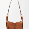 Bolso Hammock pequeño en piel de becerro clásica color tostado Bolso Hammock pequeño en piel de becerro clásica color tostado