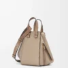 Bolso Hammock pequeño en piel de becerro granulada suave color arena Bolso Hammock pequeño en piel de becerro granulada suave color arena