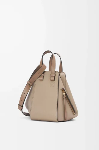 Bolso Hammock pequeño en piel de becerro granulada suave color arena
