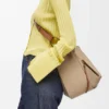 Bolso Hammock pequeño en piel de becerro granulada suave color arena Bolso Hammock pequeño en piel de becerro granulada suave color arena