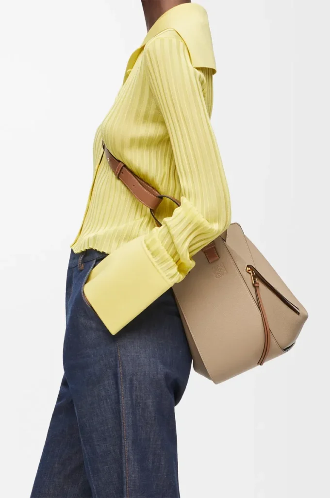 Bolso Hammock pequeño en piel de becerro granulada suave color arena Bolso Hammock pequeño en piel de becerro granulada suave color arena