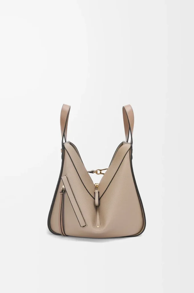 Bolso Hammock pequeño en piel de becerro granulada suave color arena Bolso Hammock pequeño en piel de becerro granulada suave color arena