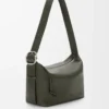Bolso hobo Loop en piel de becerro granulada flexible, color caqui oscuro Bolso hobo Loop en piel de becerro granulada flexible, color caqui oscuro