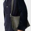 Bolso hobo Loop en piel de becerro granulada flexible, color caqui oscuro Bolso hobo Loop en piel de becerro granulada flexible, color caqui oscuro