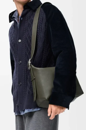Bolso hobo Loop en piel de becerro granulada flexible, color caqui oscuro