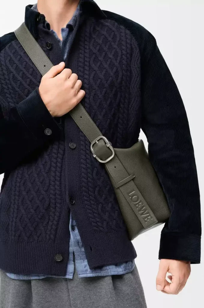 Bolso hobo Loop en piel de becerro granulada flexible, color caqui oscuro Bolso hobo Loop en piel de becerro granulada flexible, color caqui oscuro