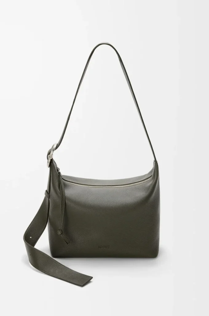 Bolso hobo Loop en piel de becerro granulada flexible, color caqui oscuro Bolso hobo Loop en piel de becerro granulada flexible, color caqui oscuro