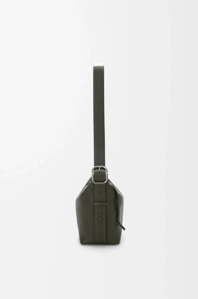 Bolso hobo Loop en piel de becerro granulada flexible, color caqui oscuro Bolso hobo Loop en piel de becerro granulada flexible, color caqui oscuro