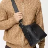 Bolso hobo Loop en piel de becerro granulada flexible Negro