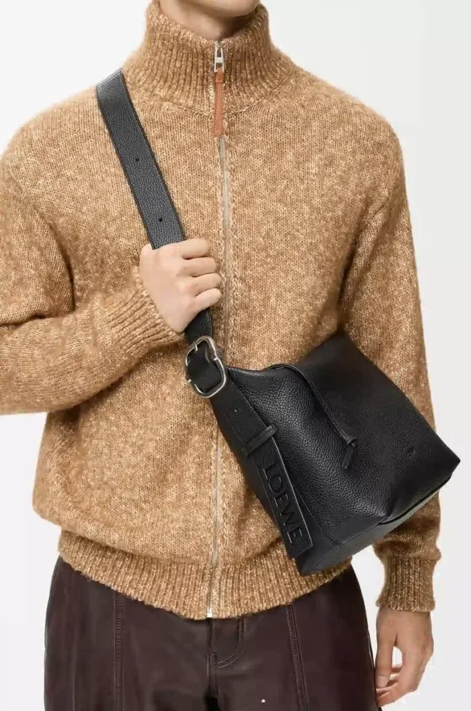 Bolso hobo Loop en piel de becerro granulada flexible Negro