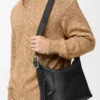 Bolso hobo Loop en piel de becerro granulada flexible Negro