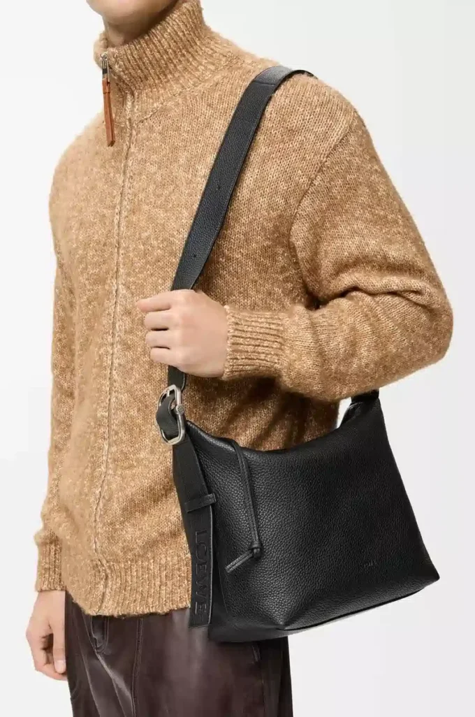 Bolso hobo Loop en piel de becerro granulada flexible Negro