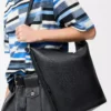 Bolso Loop de piel de becerro granulada flexible Negro Bolso Loop de piel de becerro granulada flexible Negro