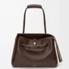 Bolso Madrid grande en piel de becerro flexible color castaño oscuro Bolso Madrid grande en piel de becerro flexible color castaño oscuro