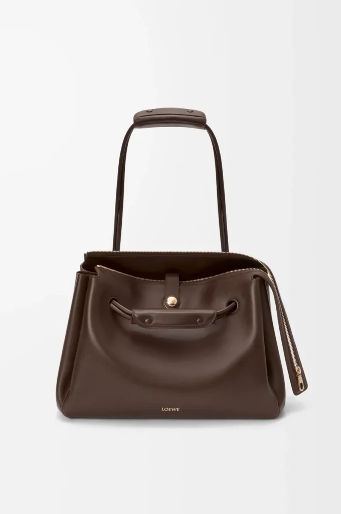 Bolso Madrid grande en piel de becerro flexible color castaño oscuro Bolso Madrid grande en piel de becerro flexible color castaño oscuro