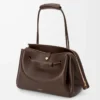 Bolso Madrid grande en piel de becerro flexible color castaño oscuro Bolso Madrid grande en piel de becerro flexible color castaño oscuro