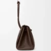 Bolso Madrid grande en piel de becerro flexible color castaño oscuro Bolso Madrid grande en piel de becerro flexible color castaño oscuro