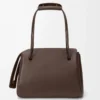 Bolso Madrid grande en piel de becerro flexible color castaño oscuro Bolso Madrid grande en piel de becerro flexible color castaño oscuro