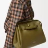 Bolso Madrid grande en piel de becerro flexible color oliva Bolso Madrid grande en piel de becerro flexible color oliva